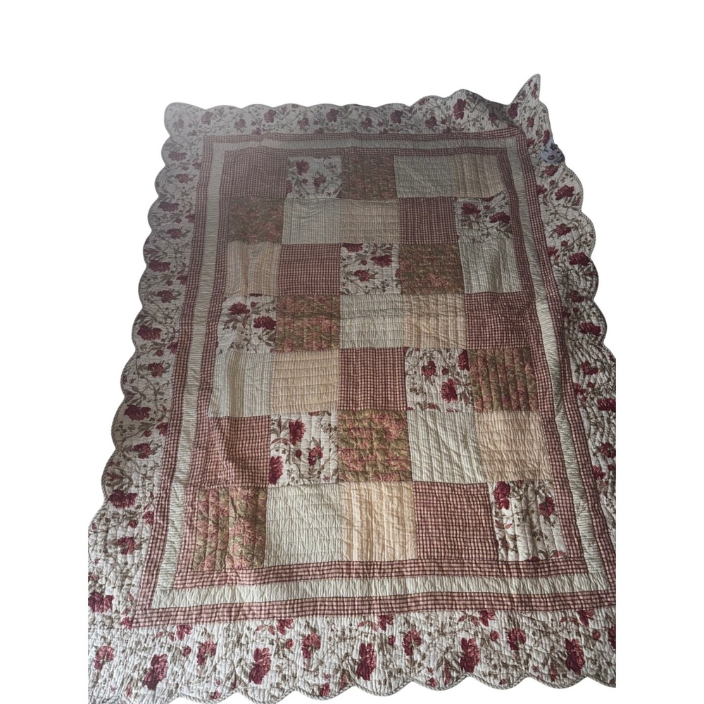 Victorian Heart Company Floral Patchwork Scalloped Edge Quilt 66x83 Cottagecore